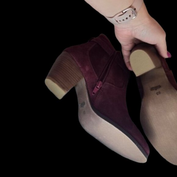 Diba authentic burgundy suede leather bootie with gold buckle - Picture 2 of 3